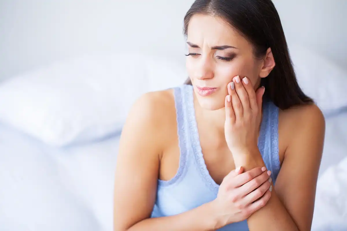 7 Reasons Why Your Tooth Hurts When Biting Down or Chewing