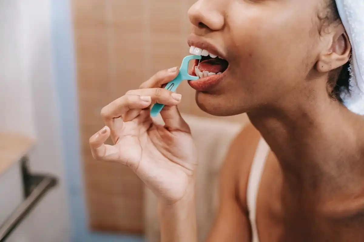 How to Floss Properly - Dental Hygienist Explains 